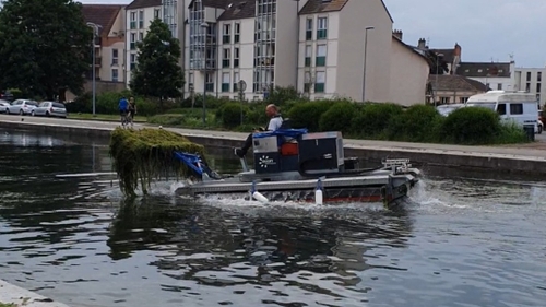 En vidéo : cet engin enlève les algues du port de Dijon
